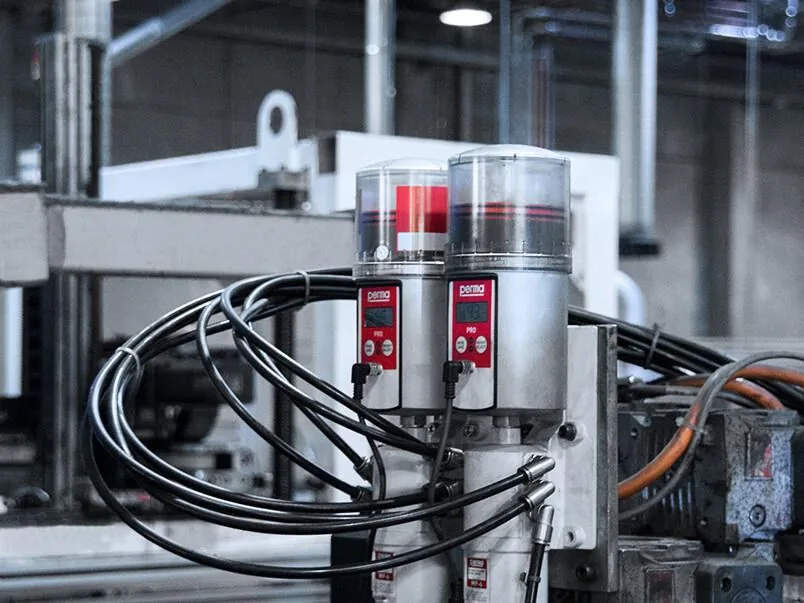 Sistema de lubricación automática PERMA instalado sobre un husillo industrial