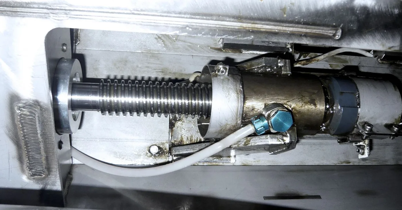 Lubricador automático PERMA montado sobre un husillo industrial